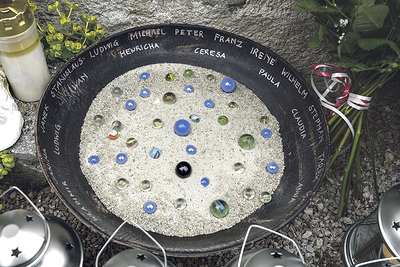 Spital am Pyhrn: Glasmurmeln erinnern an die getöteten Kinder des „Fremdvölkischen Kinderheims“ (1943–1945).   