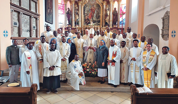 Die Feiergemeinde mit Kardinal Peter Ebere Okpaleke (mit Mitra)  