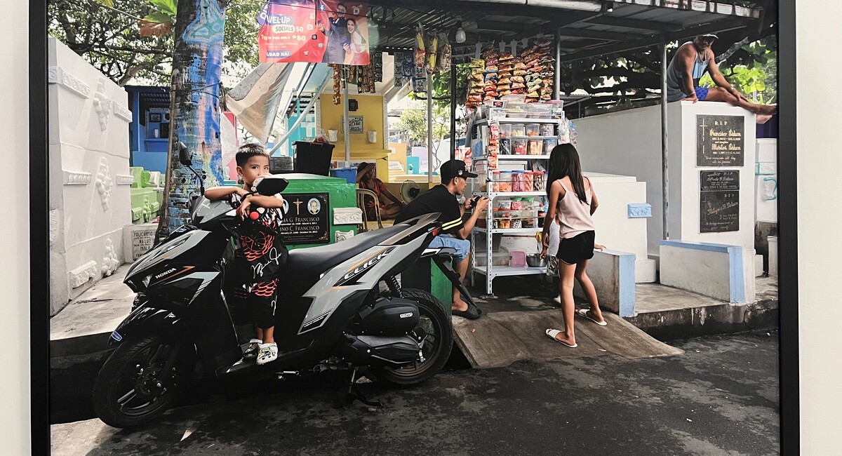 Melissa Peritore Friedhofszene Manila