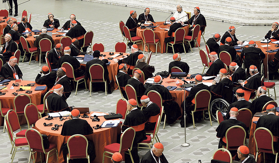 Die etwa 170 Kardinäle berieten in 20 Gruppen an runden Tischen – fast ein Bild wie bei der Weltsynode.