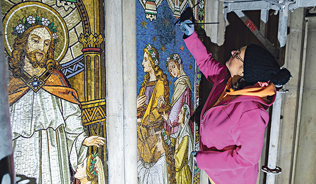 Restauratorin Susanne Beseler bei der ersten Vorreinigung eines Mosaikbildes