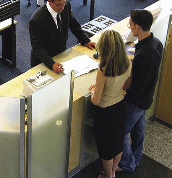 Bankberatung [ (c) www.BilderBox.com,Erwin Wodicka,Siedlerzeile 3,A4062 Thening,Tel.+43 676 5103 678. Verwendung nur gegen HONORAR, BELEG, URHEBERVERMERK und den AGBs auf bilderbox.com ] in an am um im einer beim and einem mit / Kredit Krediten Kredi