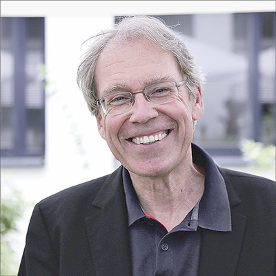 Dr. Claudius Stein ist Psychotherapeut und ärztlicher Leiter des Kriseninterventionszentrums Wien.  