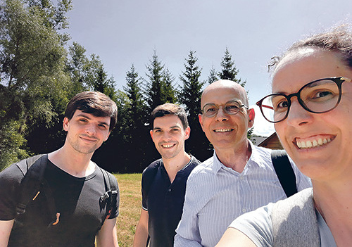 Machten sich auf die Spuren des seeligen Marcel Callo: die Großneffen Louis-Victor und Pierre-Alexis, der Neffe Marcel Lemesle und Barbara Fuchsluger-Hannerer (im Bild von links).