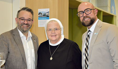 Daniel Neuböck (von links), Wertemanagement, Generaloberin Sr. Cordula Kreinecker und Direktor Michael Pagani.   