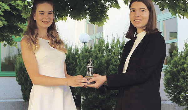 Jana Kaltenböck (links) und Marlies Schardax widmeten ihre Diplomarbeit der Menschheitszukunft.  