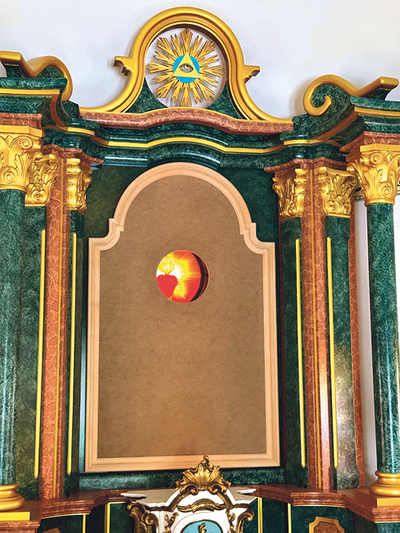 Das Altarbild wartet noch auf den Maler. Es bietet Durchblick auf das Rundfenster dahinter mit dem brennenden Herzen Jesu.   
