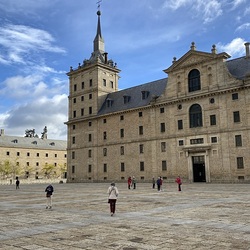 25. Oktober: Besichtigung des Klosterpalasts Escorial. Der Klosterpalast ist eines der bedeutendsten historischen und kulturellen Wahrzeichen Spaniens und wurde 16.Jahrhundert von König Philipp II. erbaut. 