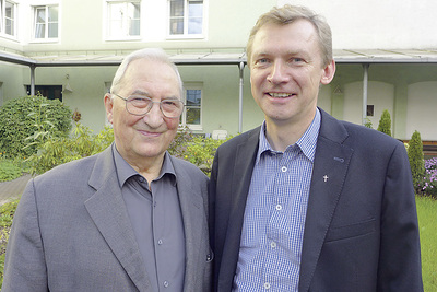 Prof. Hans Hollerweger (links) mit Generaldechant Slawomir Dadas, seinem Nachfolger als Obmann der „Initiative Christlicher Orient“  
