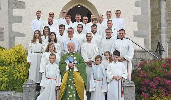 Eine Überraschung  war, dass die Ministrant/innen eingeladen wurden, die bei der Installation von Pfarrer Stellnberger dabei waren und während seiner Amtszeit ministrierten.