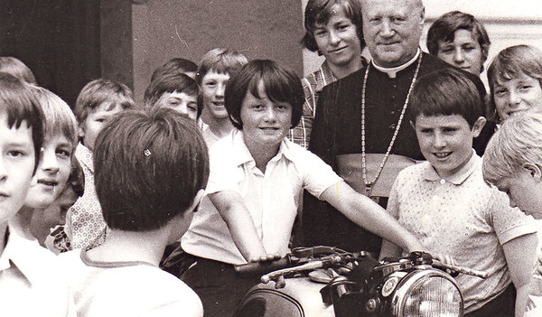 Wo immer Bischof Franz Zauner mit seinem Motorrad hinkam, war er bald von Kindern umringt.  