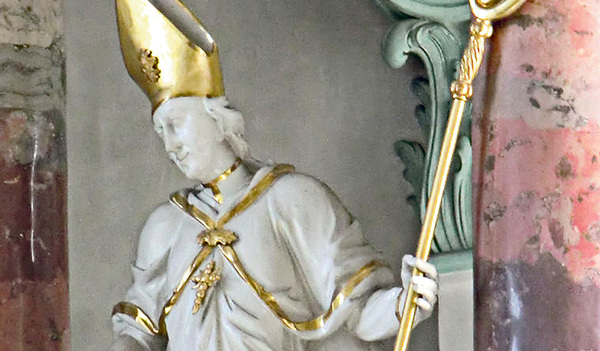 Der Hl. Hilarius von Poitiers: Statue am Hochaltar, Friedrich Vollmar 1783, in der Hilariuskirche in Näfels bei Glarus.