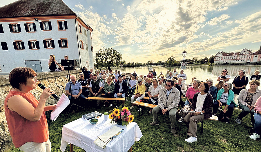 „Feiern, Aufbrechen und Pilgern“: Maria Wollersberger, Mitgründerin und Sprecherin des Vereins Frauenkraftweg, begrüßte beim Startfest. 