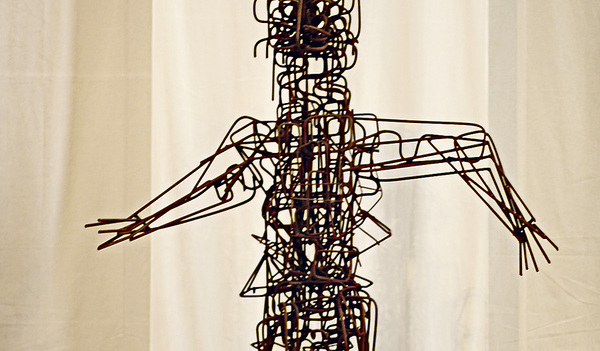 „Ecce homo“: Figur aus Baustahl, gestaltet von einem Bewohner der ­Caritas- Einrichtung Hartlauerhof (Wohnprojekt für wohnungslose Männer).    