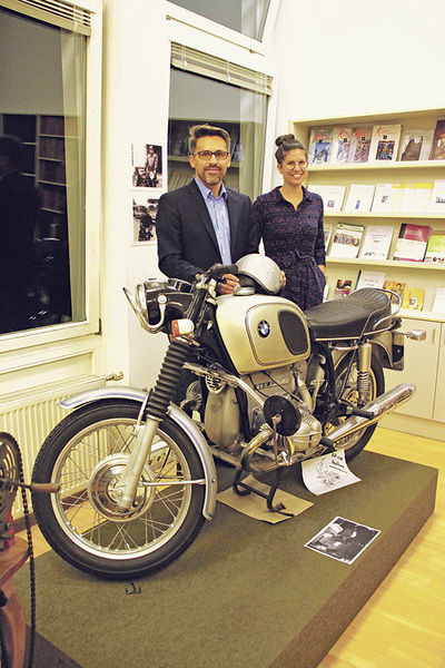 Direktor Klaus Birngruber und Archivarin Magdalena Egger haben aber auch für Bischof Zauners Motorrad einen guten Platz geschaffen.