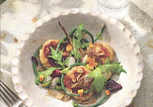 Vegetarische Sommerküche: Kaspressknödel auf Salat.   