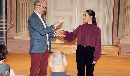 Philipp Oberlohr demonstrierte seine Aussagen mit diversen Mentalkünsten.   