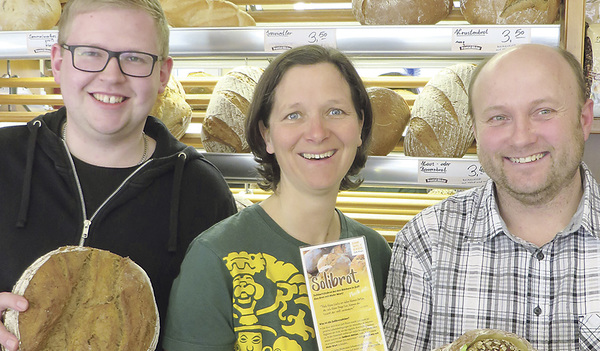 Die Pramtalbäckerei ist eine der beiden Bäckereien, die die Solibrotaktion mittragen. Im Bild Johann Huber (links) und Wolfgang Strasser von der Pramtalbäckerei, in der Mitte Initiatorin Lydia Neunhäuserer. 