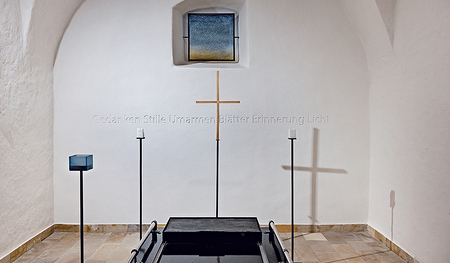 Der Aufbahrungsraum ist von innen und von außen begehbar, ein Ort der Stille und der Trauer eingebunden in die Pfarrkirche.