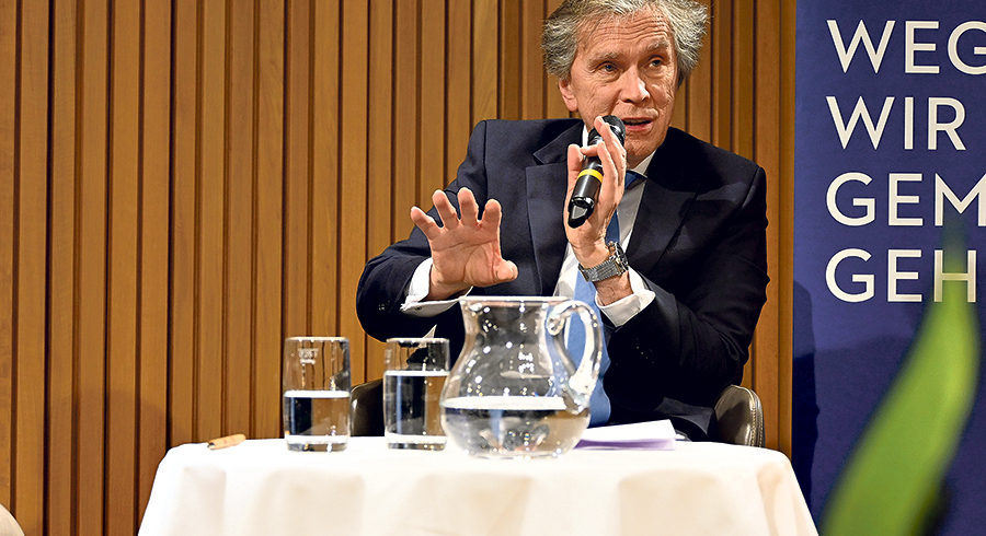 Botschafter Emil Brix bei seinem Vortrag im Festsaal der Elisabethinen. 