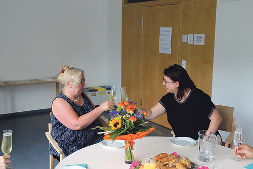 Gabriele Eder-Cakl (rechts im Bild) bedankte sich bei Ingrid Penner für ihren Einsatz.