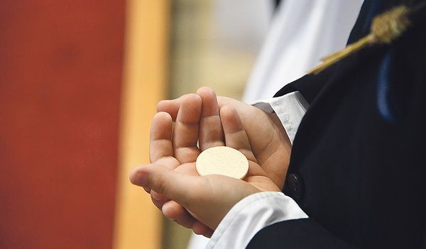 Rund um Christi Himmelfahrt feiern viele  Kinder Erstkommunion. Sie erhalten erstmals das heilige Brot, meist eine Hostie.