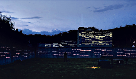 Die Lichtinstallation #eachnamematters  projeziert in Zusammenarbeit mit dem Linzer Ars Electronica Center die Namen der Opfer an die Außenmauer des Memorial Gusen.  