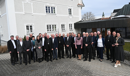 Die österreischischen Bischöfe mit den Leitungsverantwortlichen der Caritas aus den Diözesen