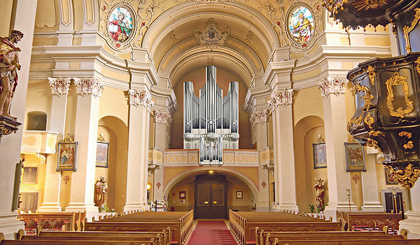 „Orgel, Stimme, Luftstrom, Marienkirche, Liturgie, Text und Bild sind die Basis für die Gestaltungsaufgabe der neuen Orgel am Pöstlingberg“, beschreibt Kunstreferent Hubert Nitsch den Entwurf der Künstlerin VALIE EXPORT.