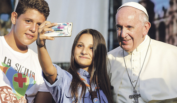 Papst Franziskus mit Jugendlichen. 