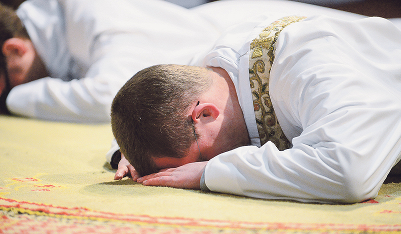 Bei der Priesterweihe liegt der Kandidat auf dem Boden – ein Sinnbild für die ganze Hingabe seines Lebens.   