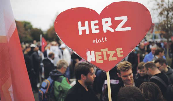 Schild auf einer Demonstration am  1. ­Sept- ember 2018 in Chemnitz in Sachsen  