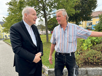 Kardinal Schönborn, der zufällig während der Kirchenrenovierung in Schenkenfelden zu Gast war, bewunderte den ehrenamtlichen Einsatz der Pfarrangehörigen.  