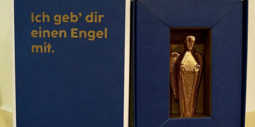 Bronze-Engel in einer Schatulle