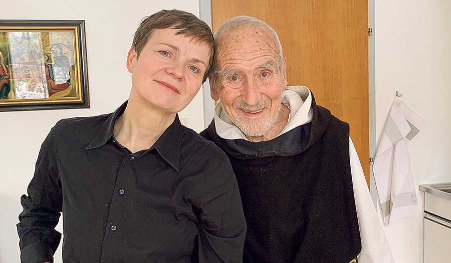 Der Benediktinerbruder David Steindl-Rast, der im Europakloster Gut Aich lebt, mit der Schauspielerin Bettina Buchholz.  