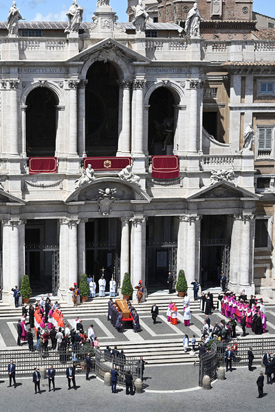 Der Sarg mit dem toten Papst wird in die Papstbasilika Santa Maria Maggiore getragen.   