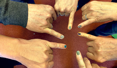 Eine Aktion der Forumsteilnehmer:innen: Ein ­lackierter Fingernagel sagt „Ich setz’ mich mit ­Politik auseinander und für Demokratie ein.“ 