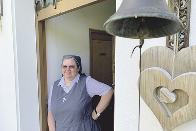 Schwester Barbara heißt Pilger/innen willkommen.