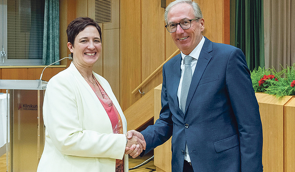 Der bisherige Leiter Dietbert Timmerer übergibt seine Agenden an Julia Stierberger.    Fleischmann