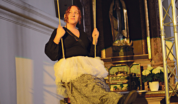 Jugendliche spielen Theater in der Kirche.  