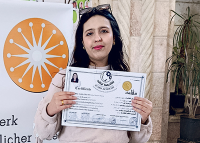 Sh. und A. (unten) haben ebenfalls Dank ihrer Ausbildung bei „Agissons Ensemble“ ein eigenes, kleines Einkommen. (Die Frauen wollen nicht mit vollem Namen genannt werden). 