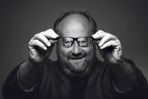 Günther Lainers Blick auf die Welt: „Das Problem der Liebe ist die Realität“ oder „Beziehungsarbeit wird am Arbeitsamt nicht angeboten.“ – Das sind Zitate aus seinem erfrischenden Buch „Lebensweisheiten, die keiner braucht“.