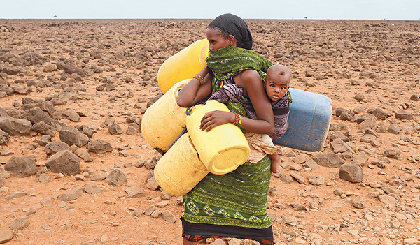 Um Trinkwasser zu besorgen, nehmen Kenias Frauen oft weite Strecken auf sich.  