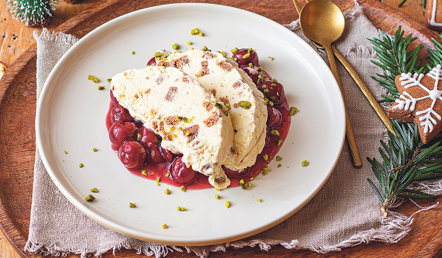 Das Dessert: Lebkuchenparfait  mit Weichselragout 