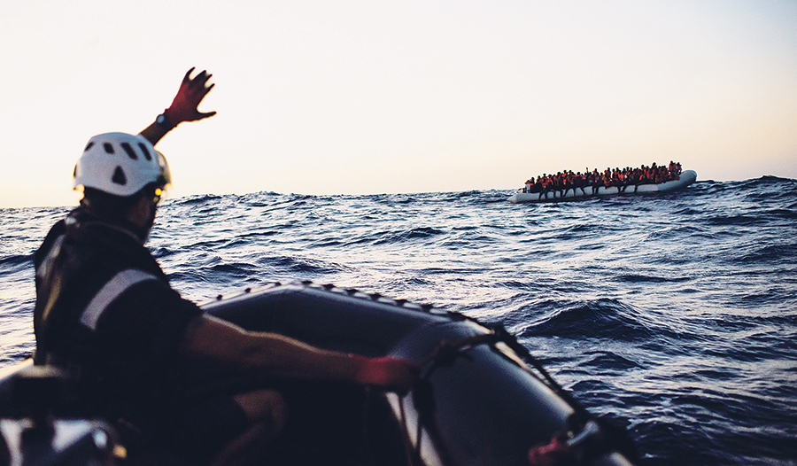Menschen fliehen aus Kriegs- und Krisenregionen über das Meer. Zivile Rettungsschiffe wie das, auf dem Jakob Frühmann tätig ist, sind oft ihre einzigen Rettungsanker in Seenot.   