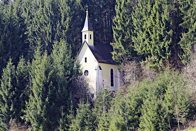 Die Lourdeskapelle in Ohlsdorf/Hildprechting mit der Quelle.   