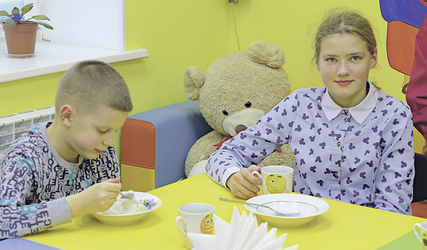 Tatjana und Viktor beim Mittagessen im Caritas-Kindertageszentrum in Smorgon   