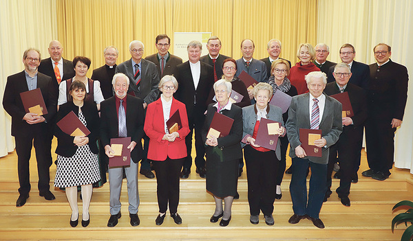 Die Geehrten mit Generalvikar Severin Lederhilger (3. Reihe, 2. v. links), Bischof Manfred Scheuer (Mitte) und Ordinariatskanzler Christoph Lauermann (3. Reihe 1. von rechts) 