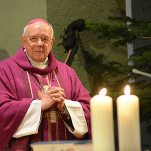 Bischof Maximilian wurde durch Diözesan Bischof Ludwig Schwarz sein Geburtstag in der Friedenskirche mit eine Festmesse zu feiern. Foto: Jack Haijes