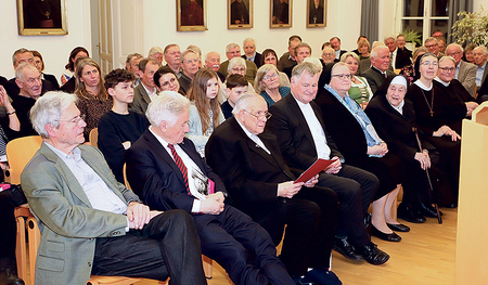 Bei der Buchpräsentation in Linz mit Altbischof Maximilian Aichern (3. von links)